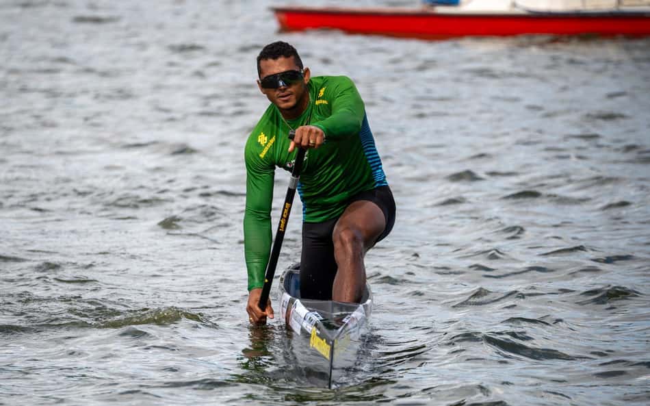 Isaquias Queiroz conquista a medalha de ouro no Mundial de canoagem velocidade 2026