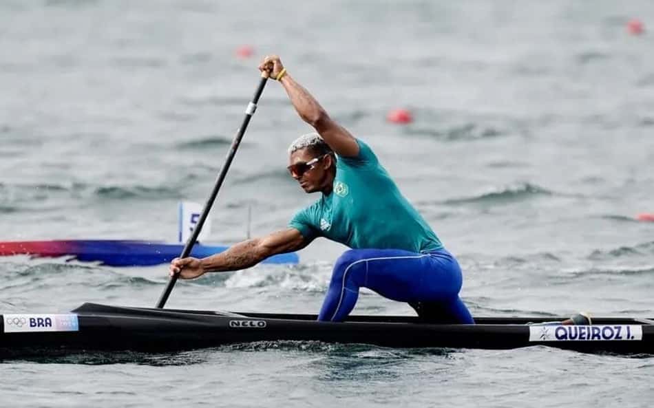 O brasileiro Isaquias Queiroz compete na canoagem de velocidade nos Jogos Olímpicos de Paris 2024