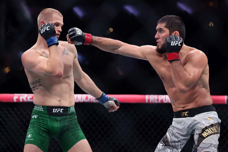 Islam Makhachev e Ian Machado Garry em ação no UFC 330