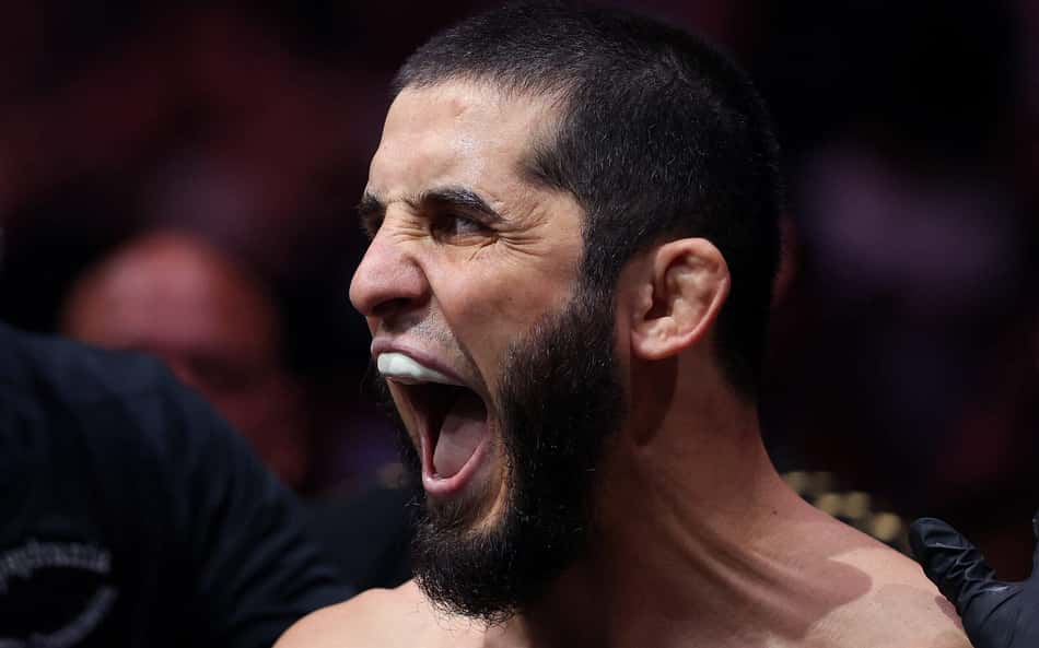 Islam Makhachev comemora vitória em disputa de cinturão no UFC 330