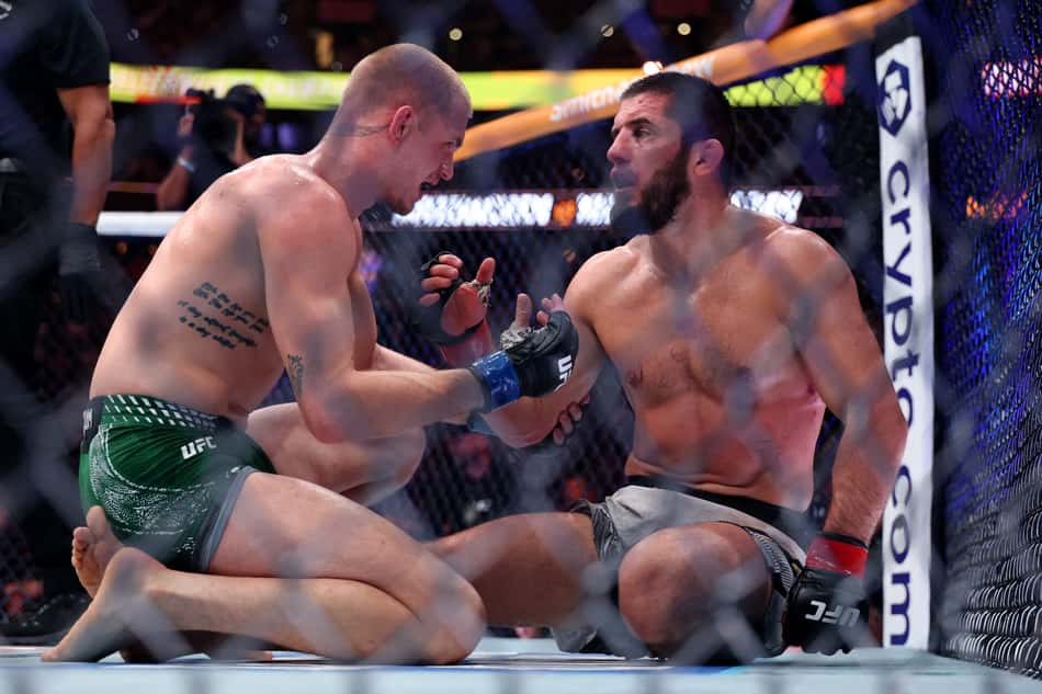 Islam Makhachev e Ian Machado Garry se cumprimentam após luta no UFC 330 (Foto: Caleb Bowlin/Getty Images/AFP)