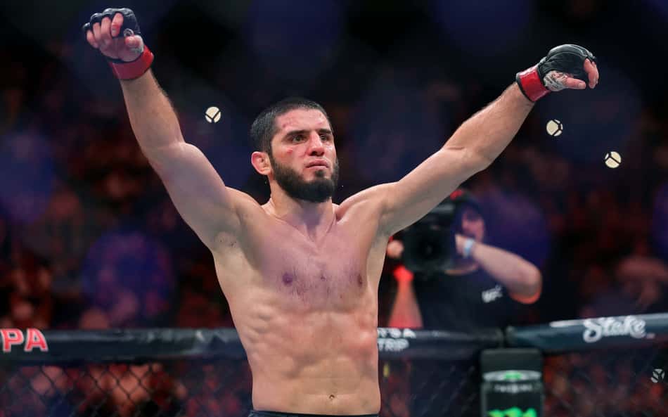 Islam Makhachev comemora vitória em disputa de cinturão no UFC 330