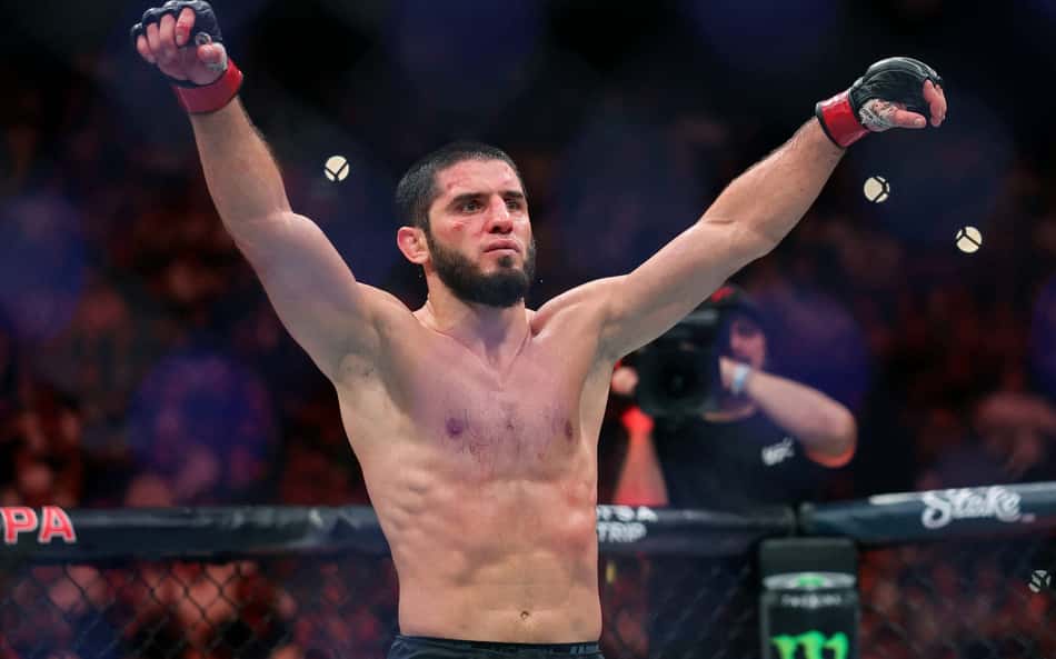 Islam Makhachev comemora vitória em disputa de cinturão no UFC 330