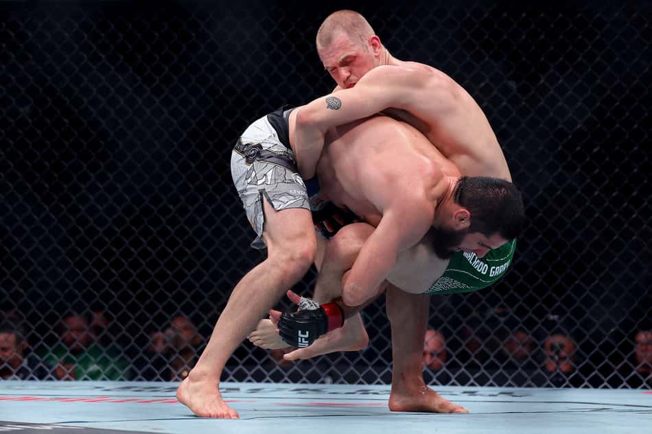 Islam Makhachev e Ian Machado Garry em ação no UFC 330