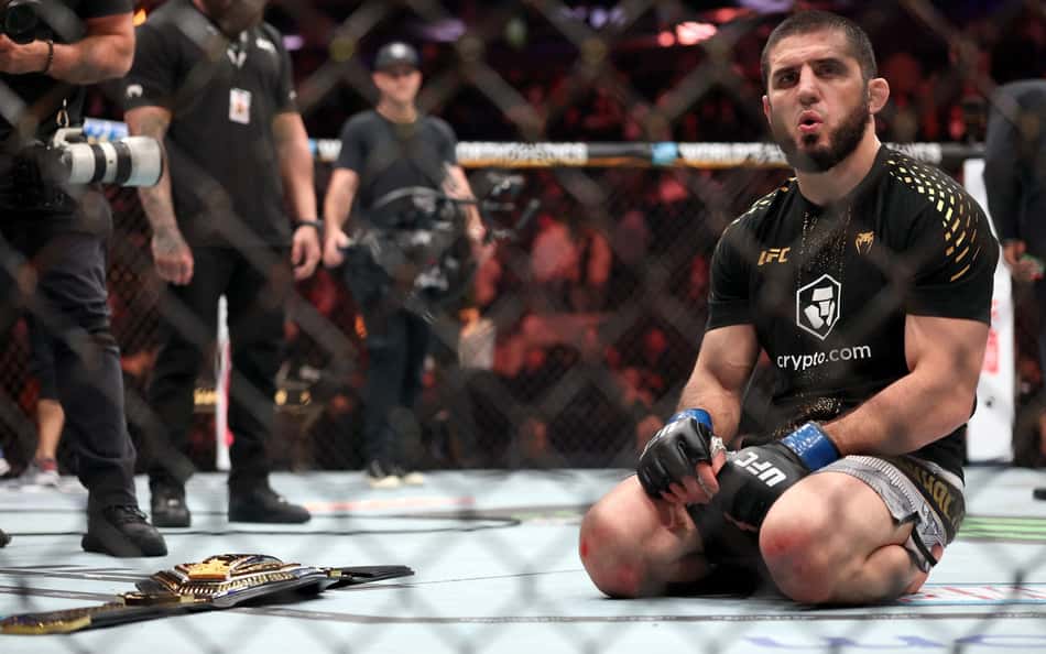 Islam Makhachev vence Jack Della Maddalena no UFC 322 (Foto: Ishika Samant/Getty Images/AFP)