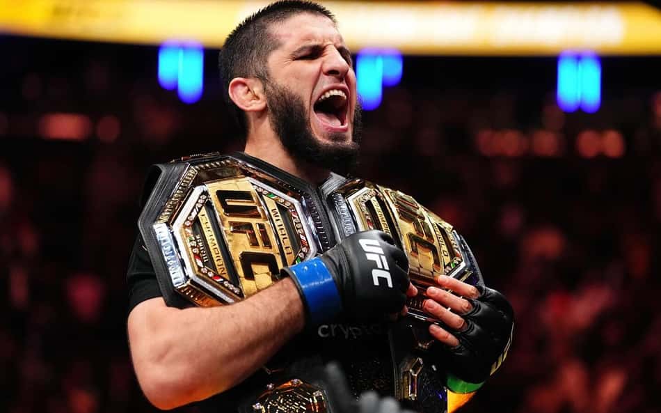 Islam Makhachev comemora vitória com dois cinturões do UFC (Foto: Reprodução Instagram: @islam_makhachev)