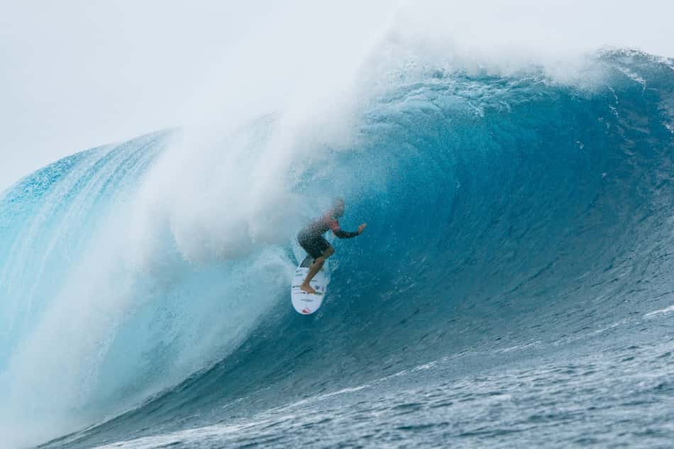 O brasileiro Ítalo Ferreira surfa na segunda bateria da etapa de Teahupoo da WSL 2026
