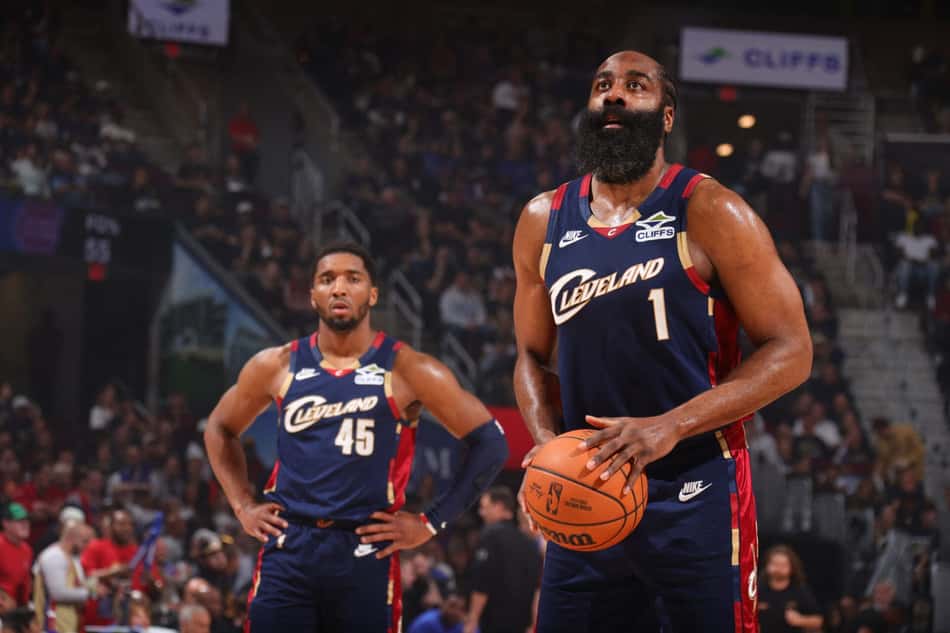 James Harden é observado por Donovan Mitchell antes de arremessar lance livre pelo Cleveland Cavaliers