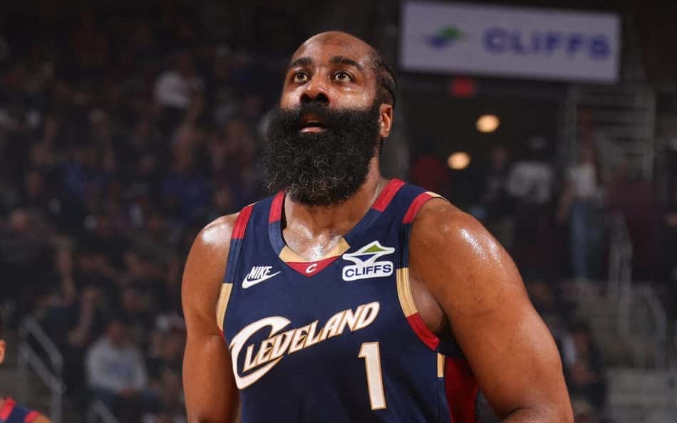 James Harden é observado por Donovan Mitchell antes de arremessar lance livre pelo Cleveland Cavaliers