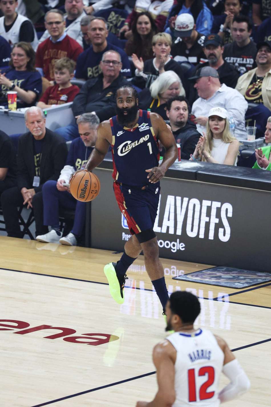 James Harden conduz a bola com a mão direita em jogo do Cleveland Cavaliers pelos playoffs da NBA 2025/26