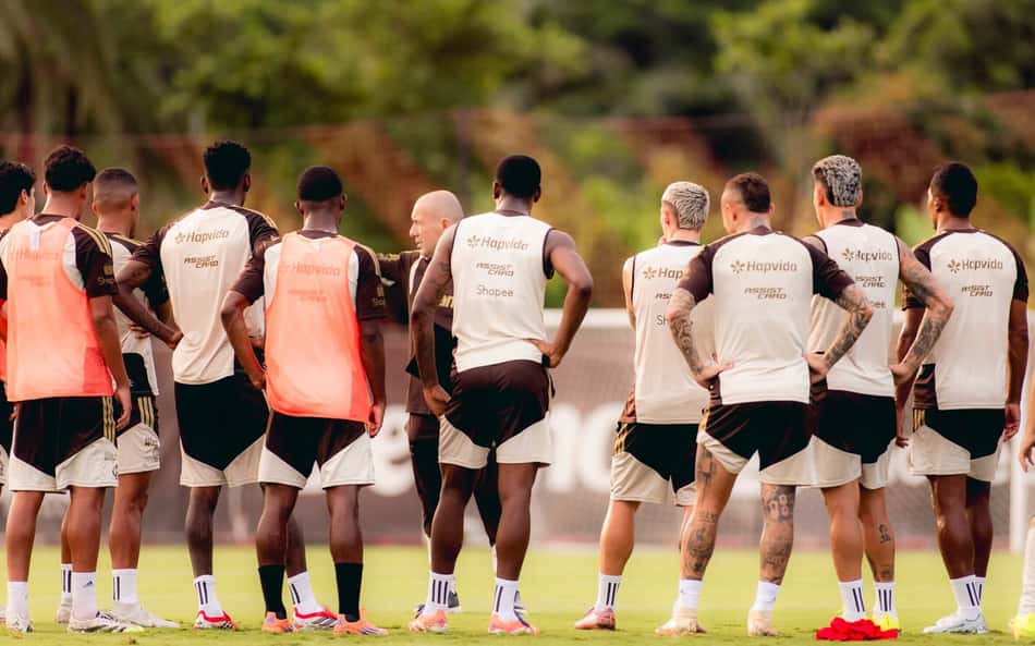 Jogadores do Flamengo em treino no Ninho do Urubu