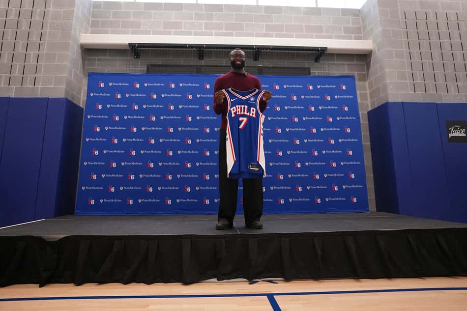 Jaylen Brown segura a camisa número 7 do Philadelphia 76ers durante sua apresentação como novo atleta da equipe