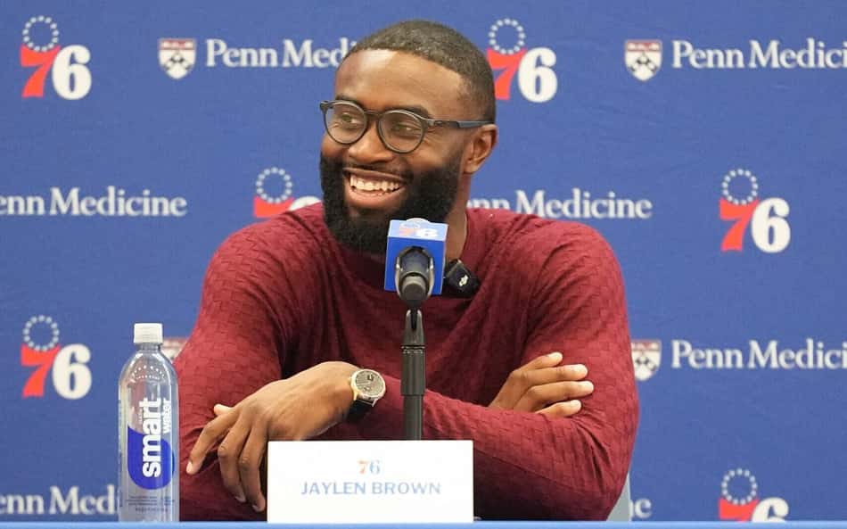 Sorridente, Jaylen Brown responde pergunta durante coletiva de imprensa de apresentação no Philadelphia 76ers