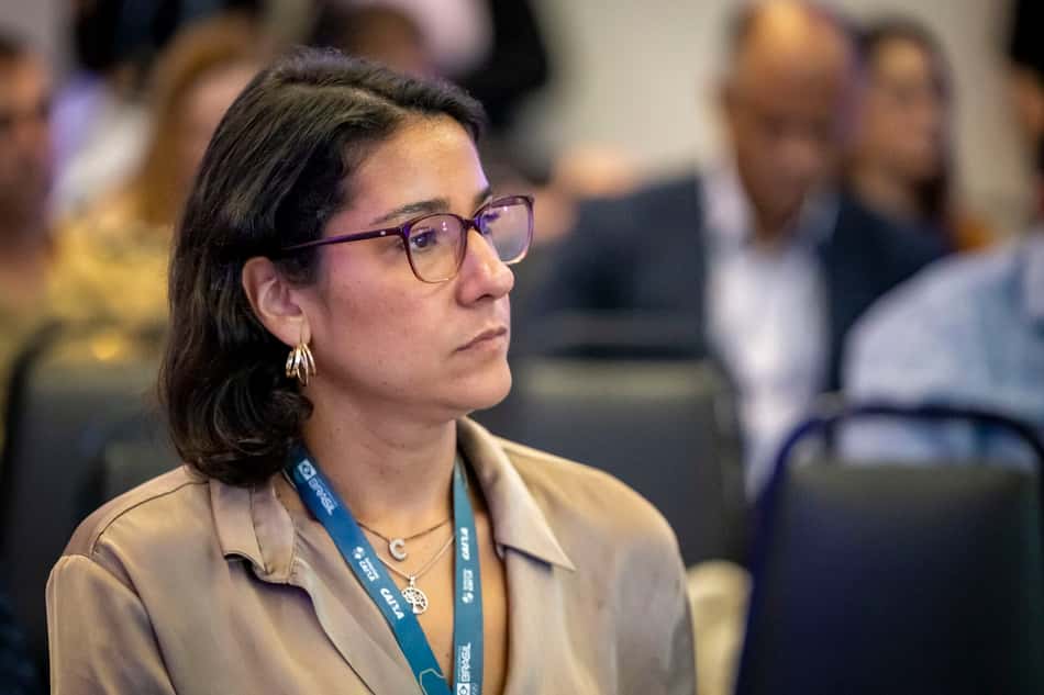 Joanna Maranhão, ex-nadadora brasileira, ouve com atenção palestra no 3º Fórum Esporte Seguro do COB