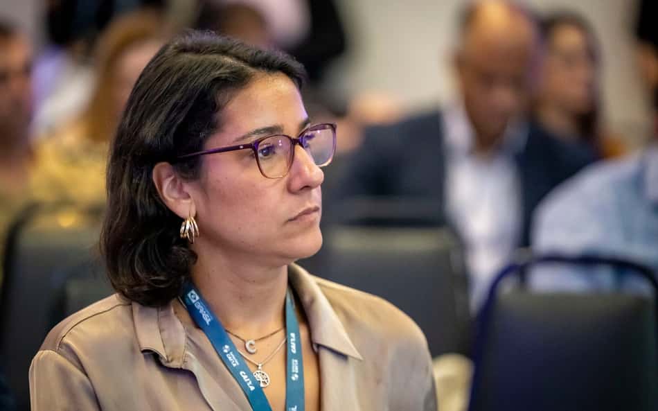 Joanna Maranhão, ex-nadadora brasileira, ouve com atenção palestra no 3º Fórum Esporte Seguro do COB