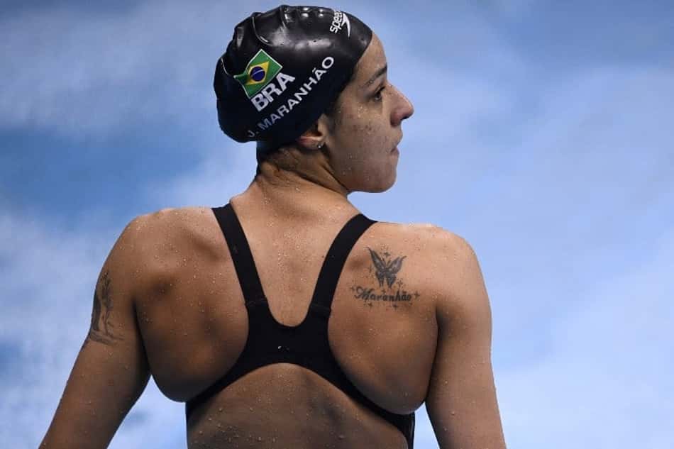 Joanna Maranhão, atleta olímpica da natação, olha para o lado na beira da piscina
