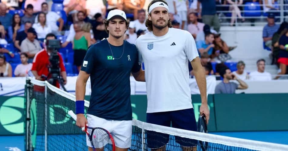 João Fonseca e Stefanos Tsitsipas posam para foto antes de confronto na Copa Davis 2025