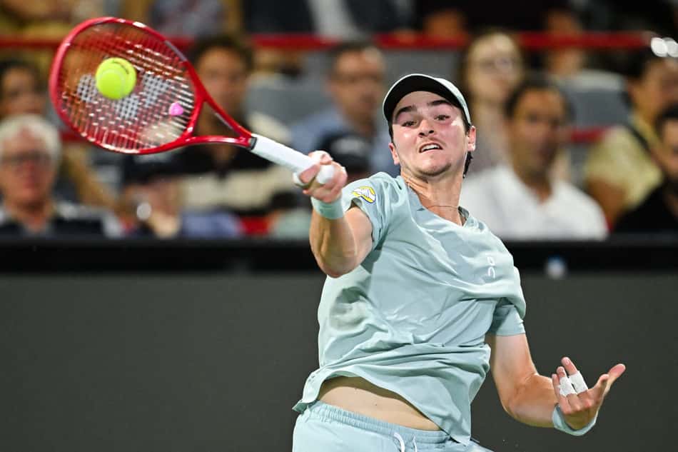 João Fonseca bate um forehand na partida contra Casper Ruud pela terceira rodada do Masters 1000 de Montreal