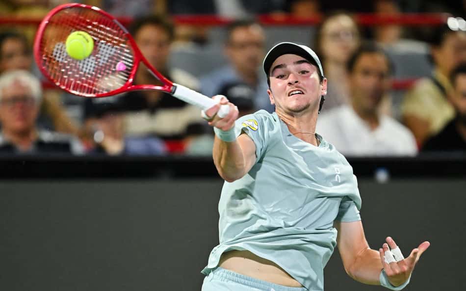 João Fonseca bate um forehand na partida contra Casper Ruud pela terceira rodada do Masters 1000 de Montreal