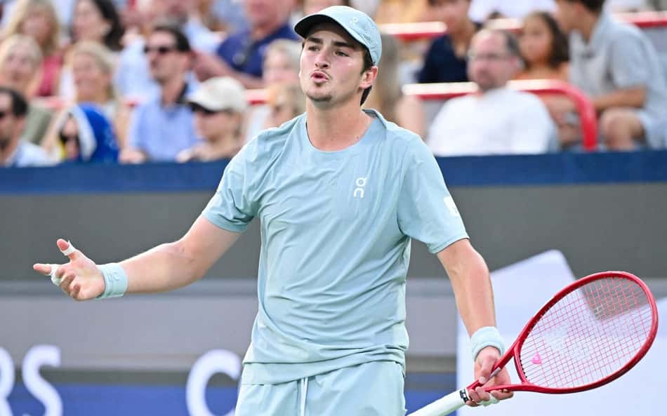 De braços abertos, João Fonseca gesticula em jogo contra Ben Shelton pelo Masters 1000 de Montreal