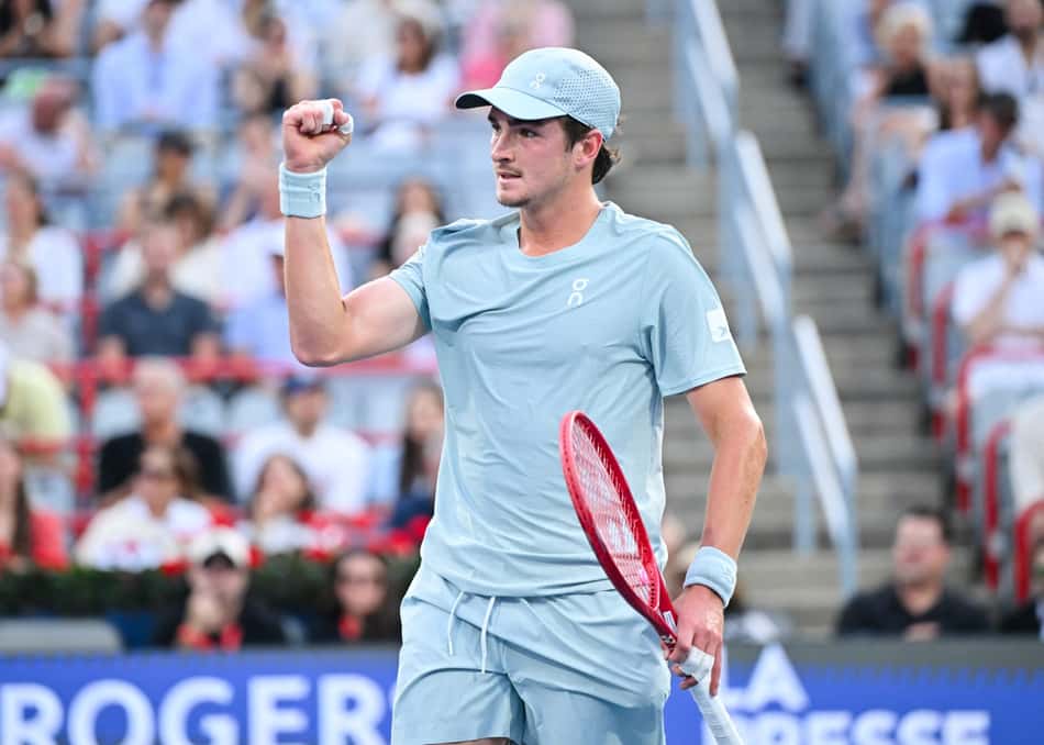João Fonseca cerra o punho direito e comemora ponto no jogo contra Ben Shelton pelo Masters 1000 de Montreal