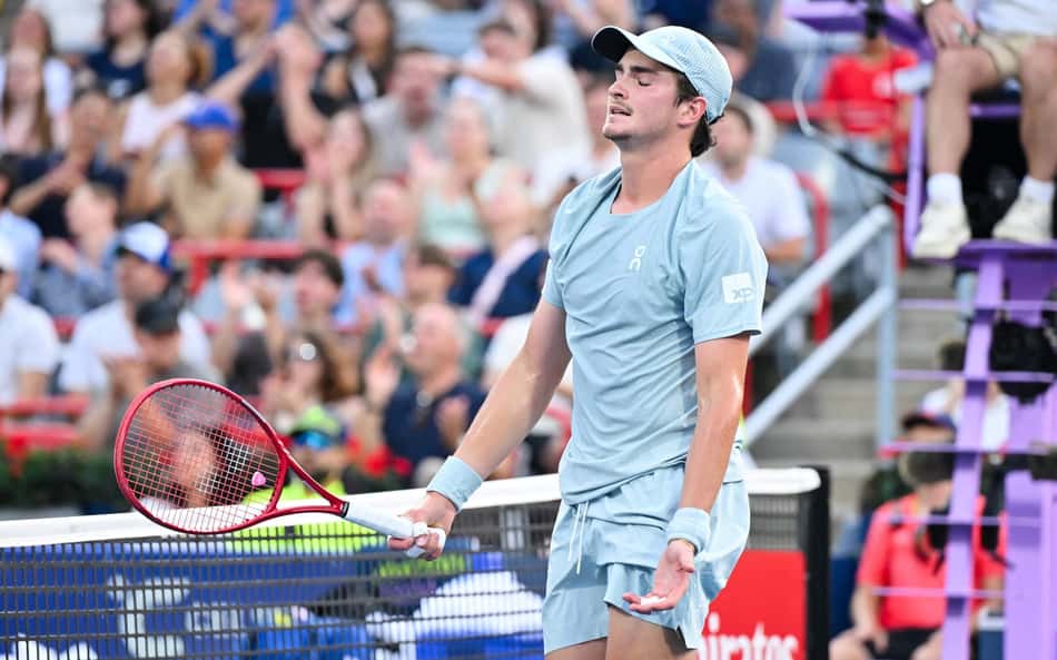 De olhos fechados, João Fonseca lamenta ponto perdido no jogo contra Ben Shelton pelo Masters 1000 de Montreal