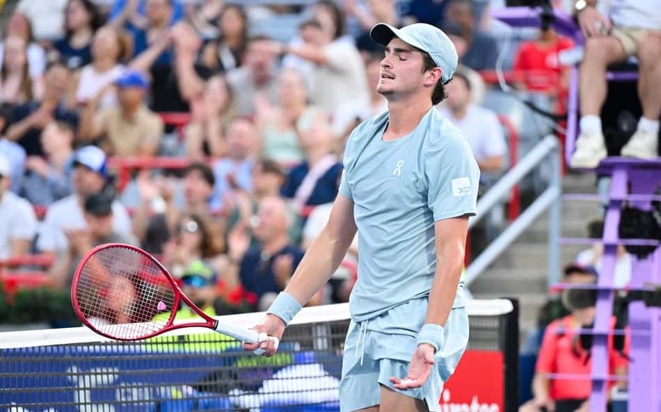 De olhos fechados, João Fonseca lamenta ponto perdido no jogo contra Ben Shelton pelo Masters 1000 de Montreal