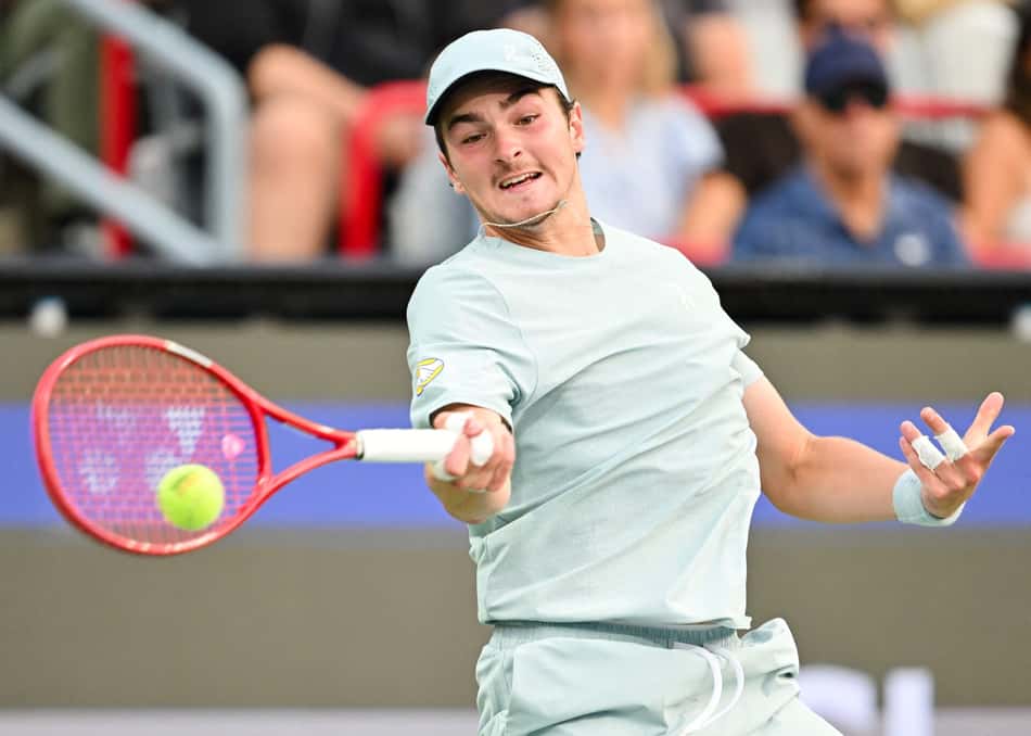 João Fonseca aplica um forehand em jogo contra Ben Shelton pelo Masters 1000 de Montreal