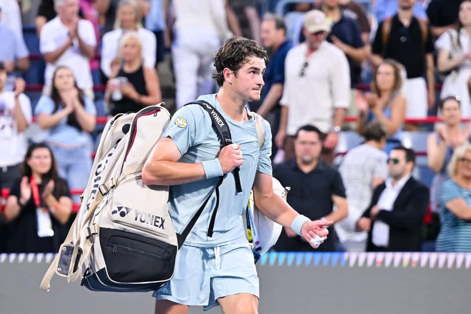 João Fonseca deixa a quadra central do Estádio IGA, segurando sua mochila nas costas com a mão direita, após eliminação no Masters 1000 de Montreal