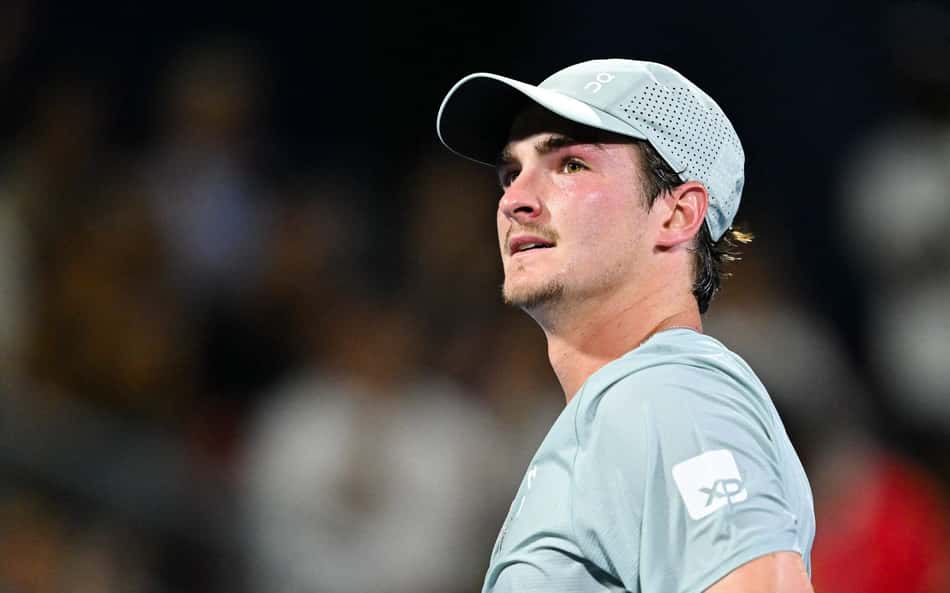 De boné, João Fonseca olha para a arquibancada do Estádio IGA durante o jogo contra Casper Ruud pelo Masters 1000 de Montreal