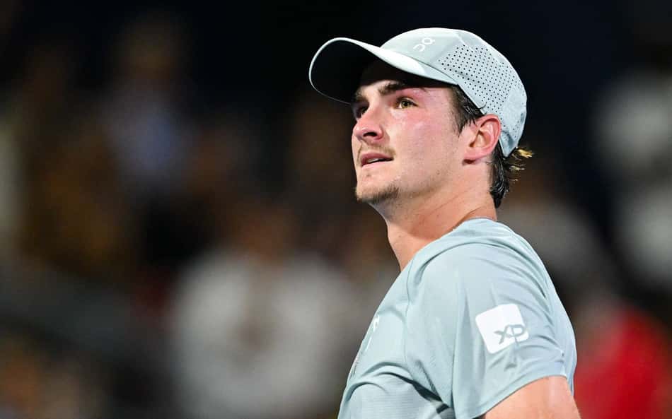 De boné, João Fonseca olha para a arquibancada do Estádio IGA durante o jogo contra Casper Ruud pelo Masters 1000 de Montreal
