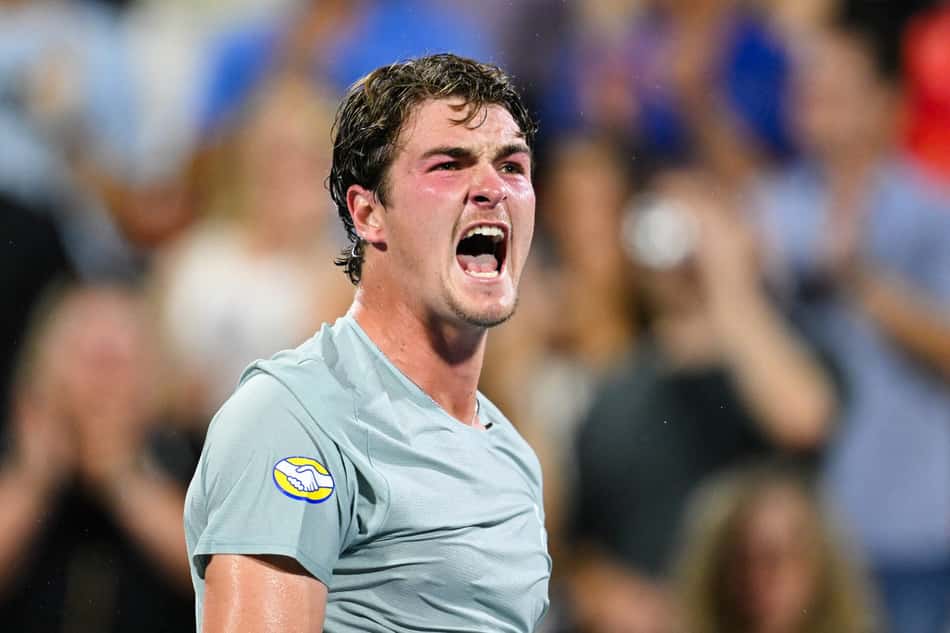 De boca aberta, João Fonseca grita e comemora ponto no jogo contra Casper Ruud pelo Masters 1000 de Montreal