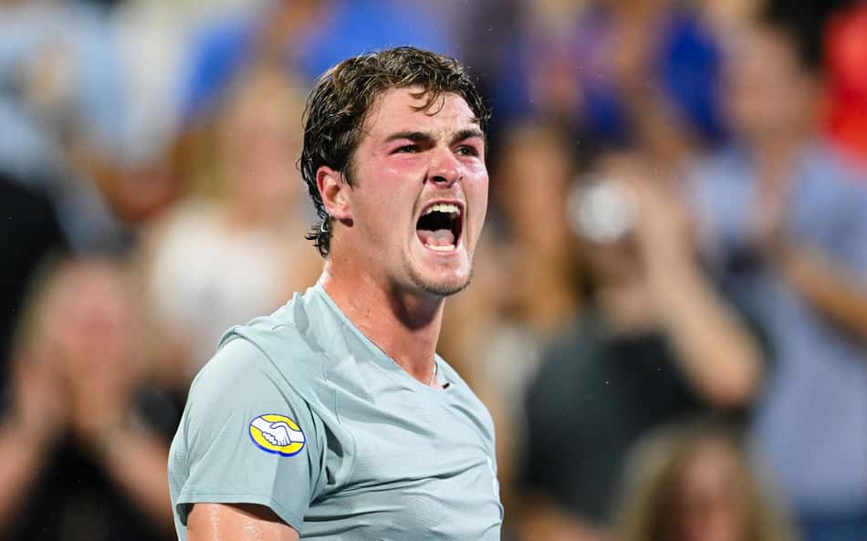 De boca aberta, João Fonseca grita e comemora ponto no jogo contra Casper Ruud pelo Masters 1000 de Montreal