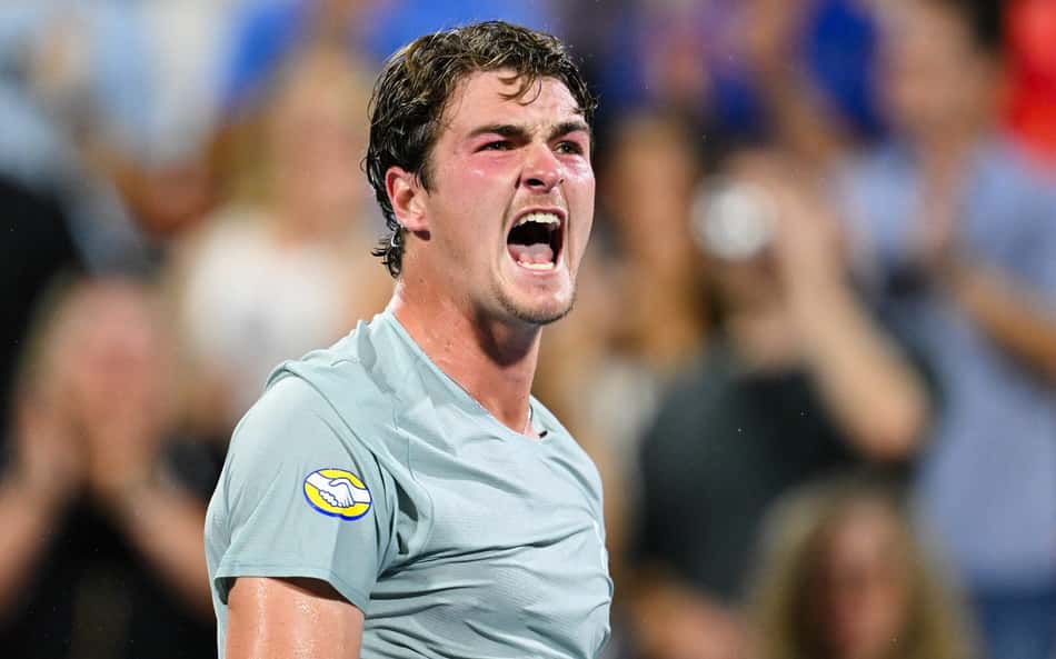 De boca aberta, João Fonseca grita e comemora ponto no jogo contra Casper Ruud pelo Masters 1000 de Montreal