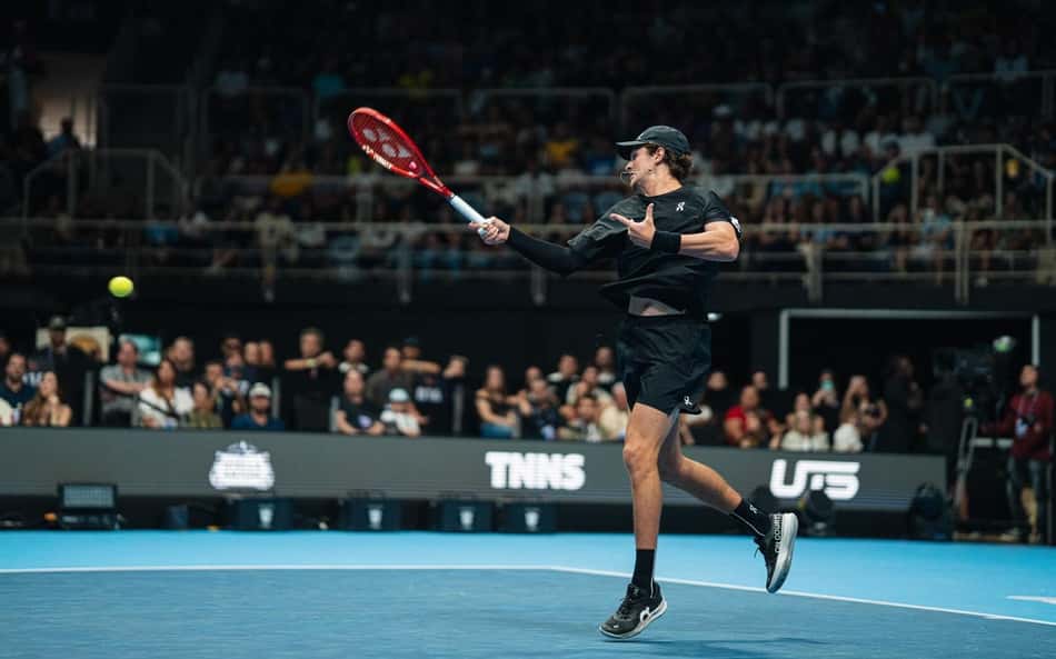 João Fonseca bate um forehand na partida contra o francês Moutet no UTS Rio