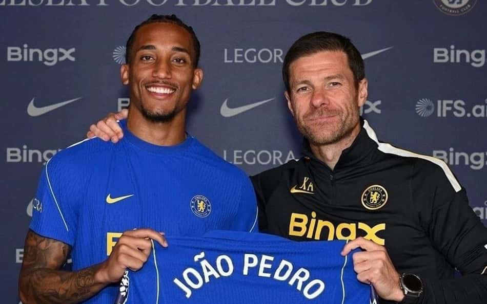 Xabi Alonso entrega camisa 9 a João Pedro após renovação de contrato do Chelsea