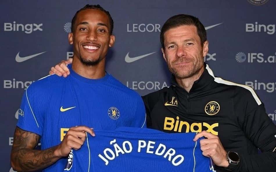 Xabi Alonso entrega camisa 9 a João Pedro após renovação de contrato do Chelsea
