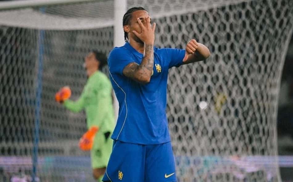 João Pedro comemora gol