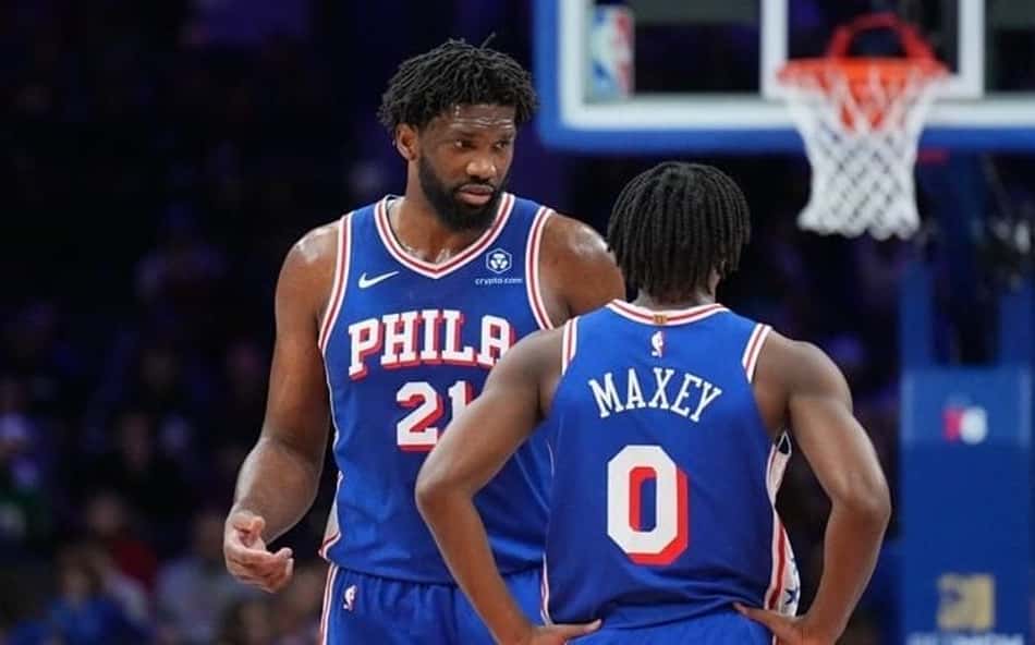 joel embiid e tyrese maxey (Foto: Jesse D. Garrabrant / AFP)