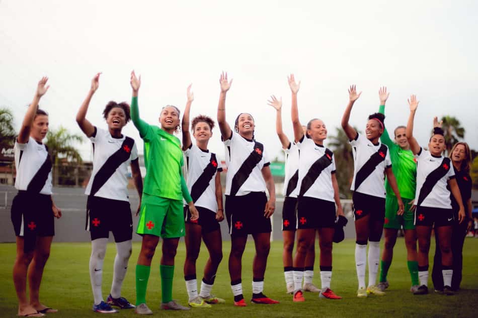 jogadoras do Vasco comemorando todas com os braços pro alto