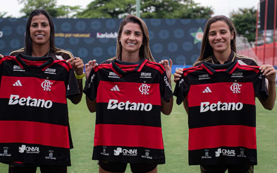 Jogadoras do Flamengo exibem nova camisa com patrocinador