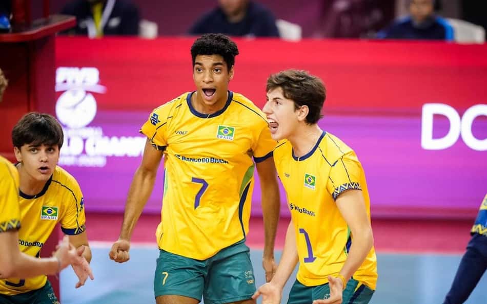 Jogadores da Seleção Brasileira masculina sub-17 comemoram ponto sobre a Argentina na disputa pelo bronze do Mundial