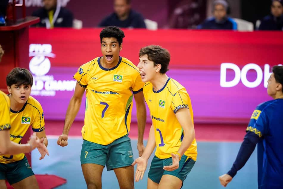 Jogadores da Seleção Brasileira masculina sub-17 comemoram ponto sobre a Argentina na disputa pelo bronze do Mundial