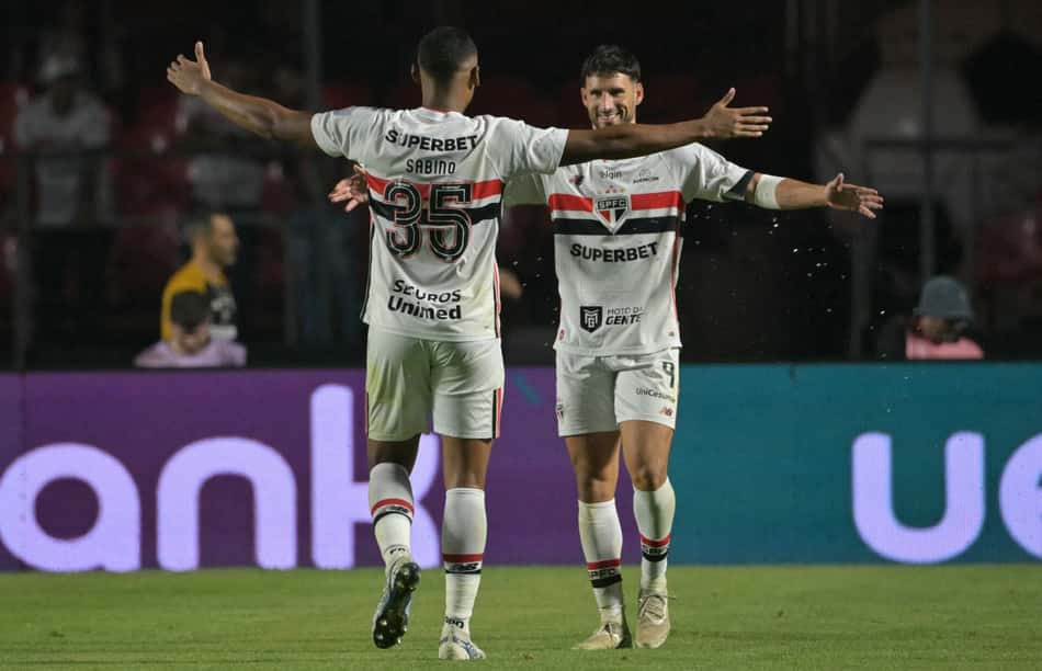 Jogadores do São Paulo comemorando