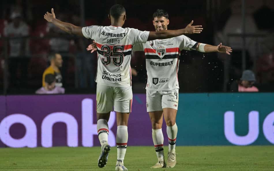 Jogadores do São Paulo comemorando