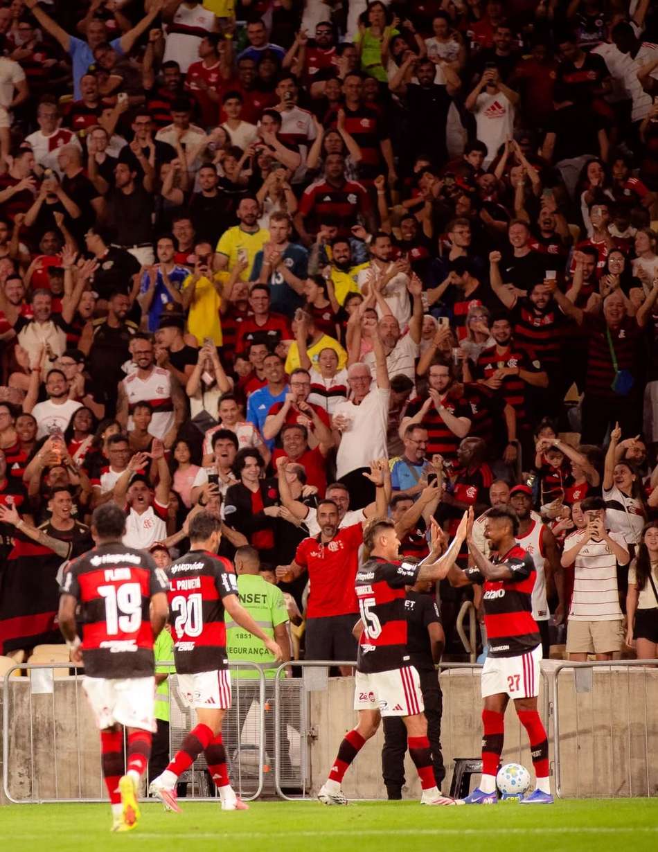 Jogadores do Flamengo na partida contra o Vitória