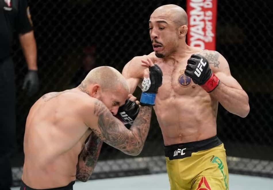 José Aldo golpeia Marlon Vera com a mão direita durante luta do UFC Vegas 17