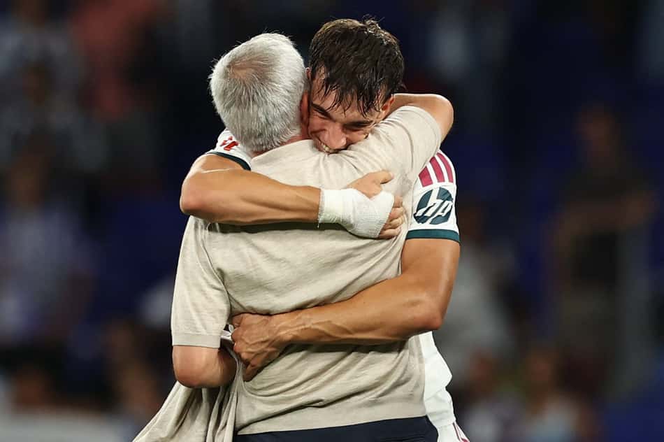 José Mourinho abraça Carlos Espí após vitória do Real Madrid