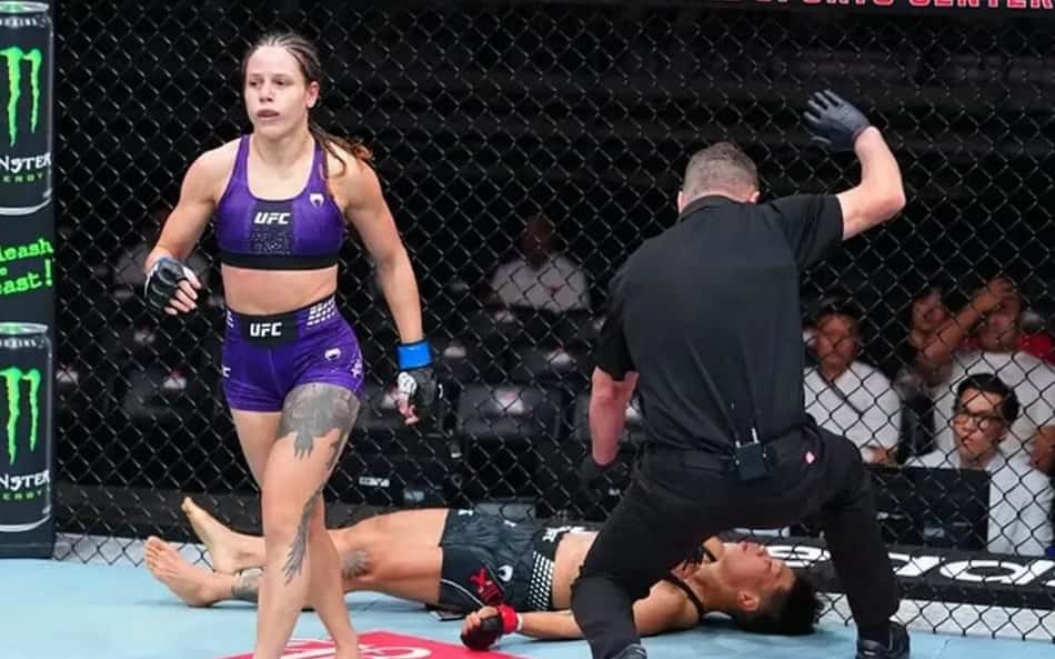 Julia Polastri anda no octógono após nocautear rival, que está no chão, no UFC Xangai