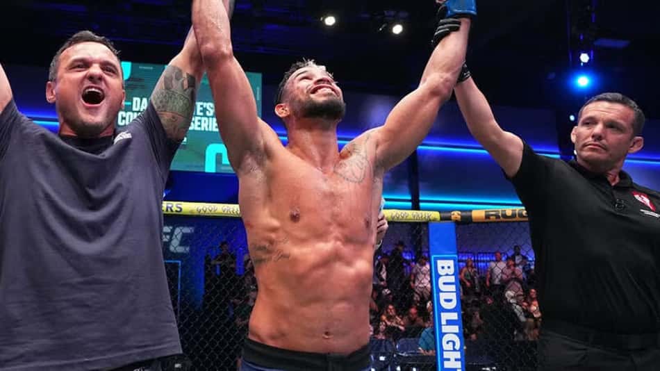 Kaik Brito comemora a vitória sobre Namo Fazil na luta principal do Dana White's Contender Series